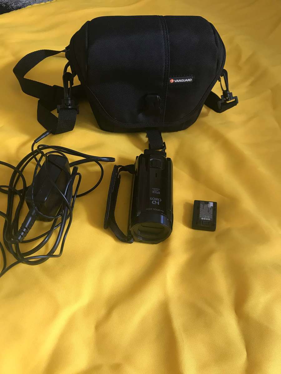 Canon Video Camera Legria HF R606 57 Zoom, Extra Battery, Charger, Camera Bag