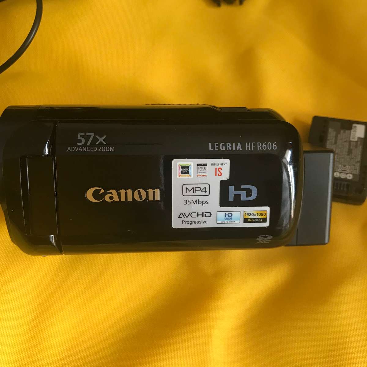 Canon Video Camera Legria HF R606 57 Zoom, Extra Battery, Charger, Camera Bag