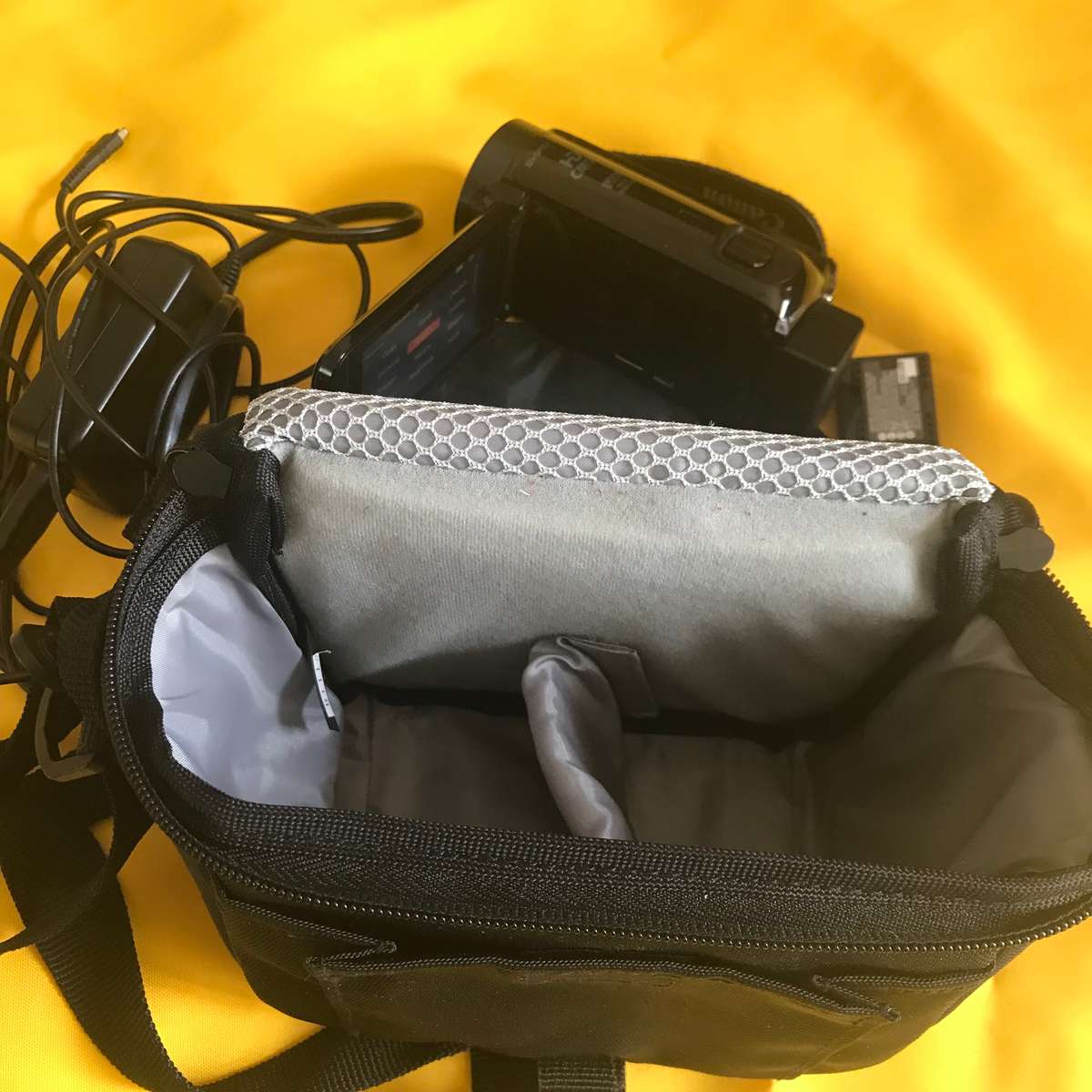 Canon Video Camera Legria HF R606 57 Zoom, Extra Battery, Charger, Camera Bag