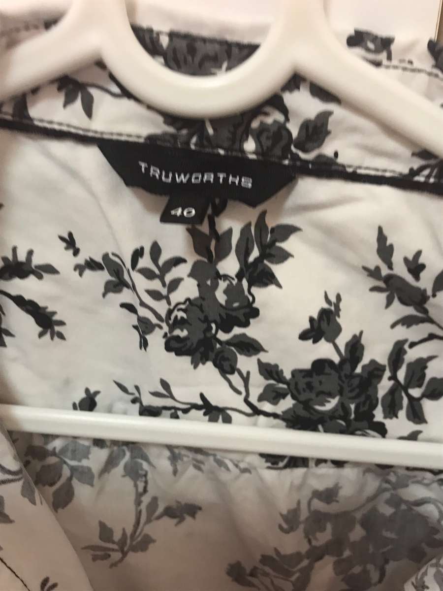 Truworth Long Sleeve Shirt Womens size 40 black print