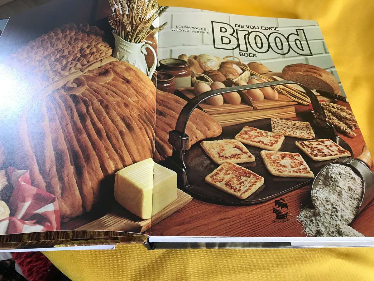 Die Volledige Brood Boek meer as 200 tradisionele resepte van oor die hele wereld hardcover