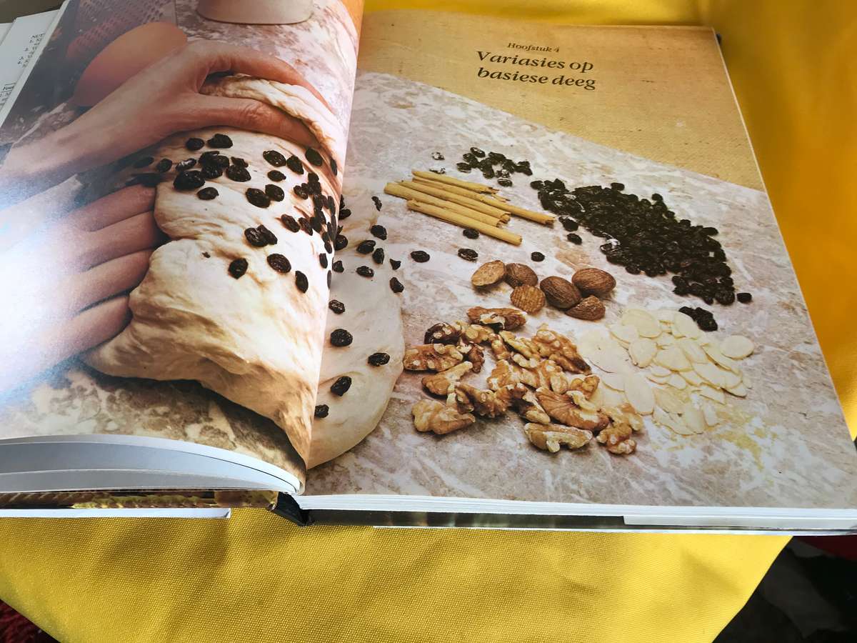 Die Volledige Brood Boek meer as 200 tradisionele resepte van oor die hele wereld hardcover