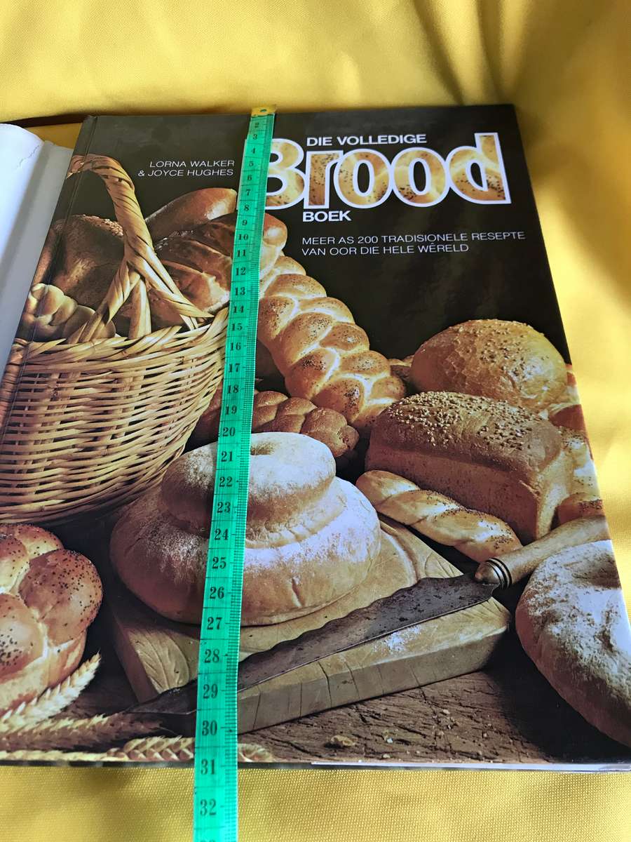 Die Volledige Brood Boek meer as 200 tradisionele resepte van oor die hele wereld hardcover