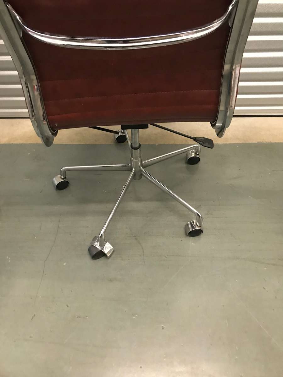 MID CENTURY LEATHER EAMES SWIVEL OFFICE CHAIR As Is