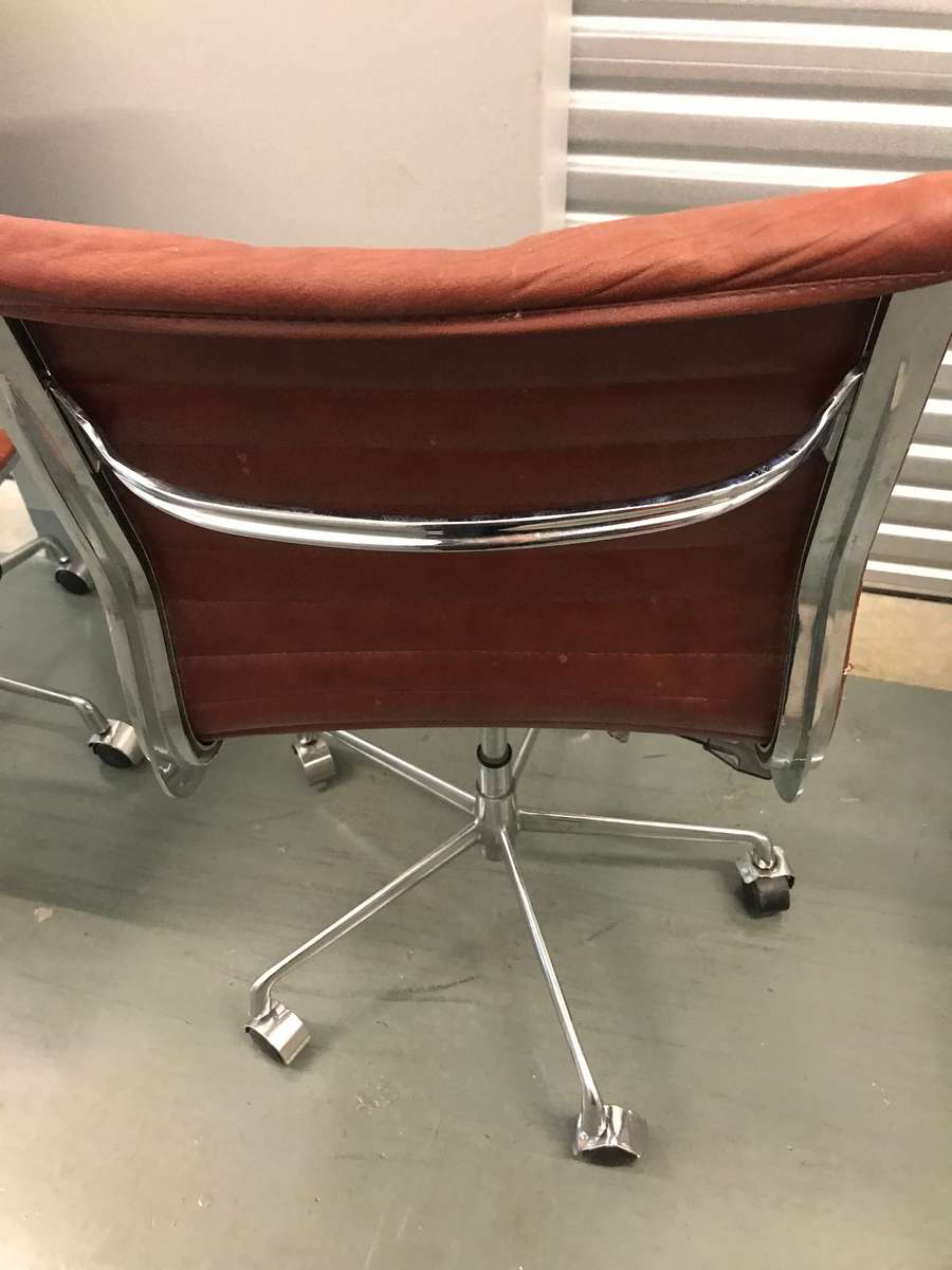 MID CENTURY LEATHER EAMES SWIVEL OFFICE CHAIR As Is