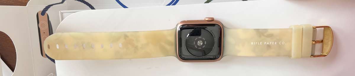 Apple Watch SE Rose Gold Case with Starlight Sport Band 40mm GPS & Cellular (Preowned)
