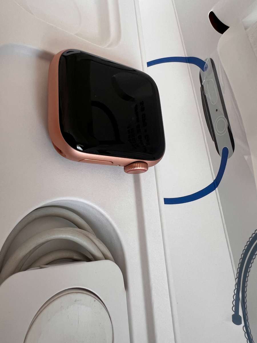 Apple Watch SE Rose Gold Case with Starlight Sport Band 40mm GPS & Cellular (Preowned)