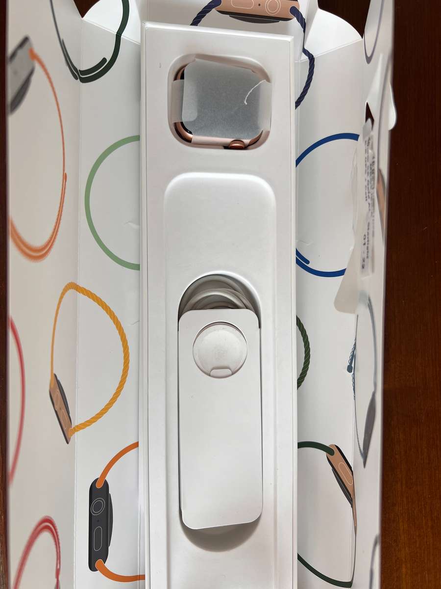 Apple Watch SE Rose Gold Case with Starlight Sport Band 40mm GPS & Cellular (Preowned)