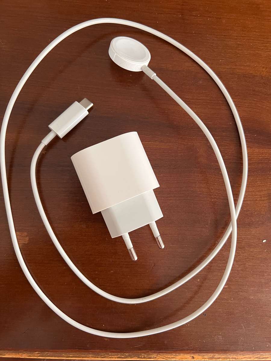 Apple Watch SE Rose Gold Case with Starlight Sport Band 40mm GPS & Cellular (Preowned)