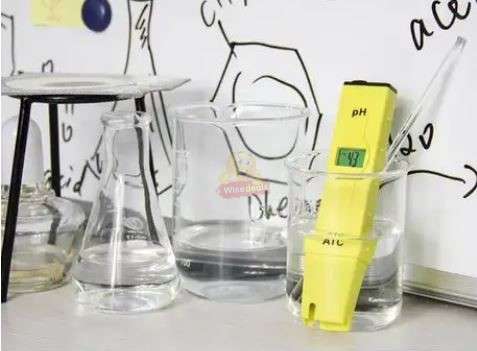 Portable Digital PH Tester with Screen calibration Screwdriver and carry case