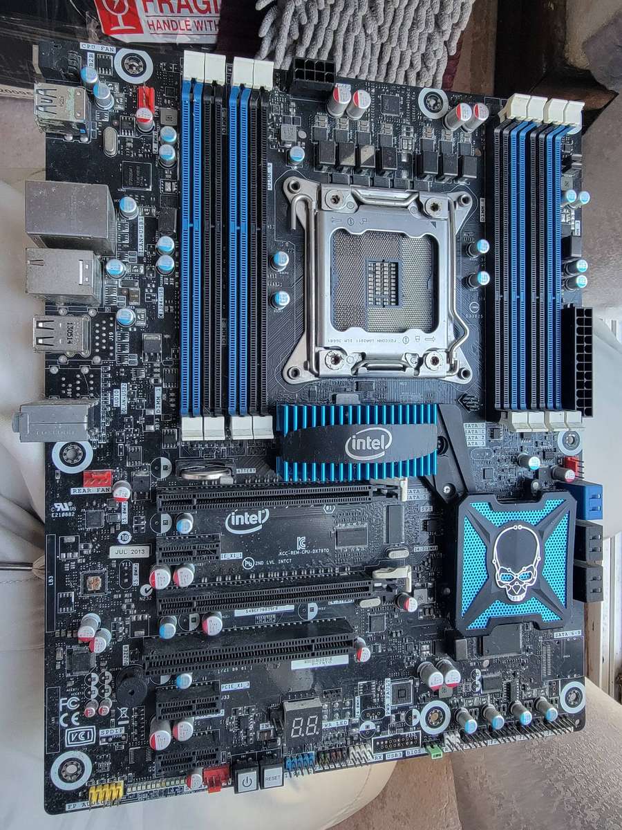 Intel DX79TO Gaming Motherboard 8-Ram Slots! 2x Graphics Card slots! Maybe Working...