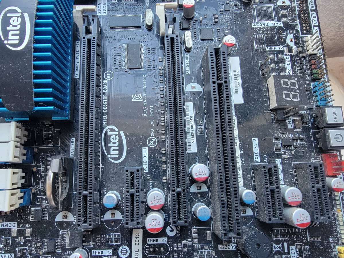 Intel DX79TO Gaming Motherboard 8-Ram Slots! 2x Graphics Card slots! Maybe Working...