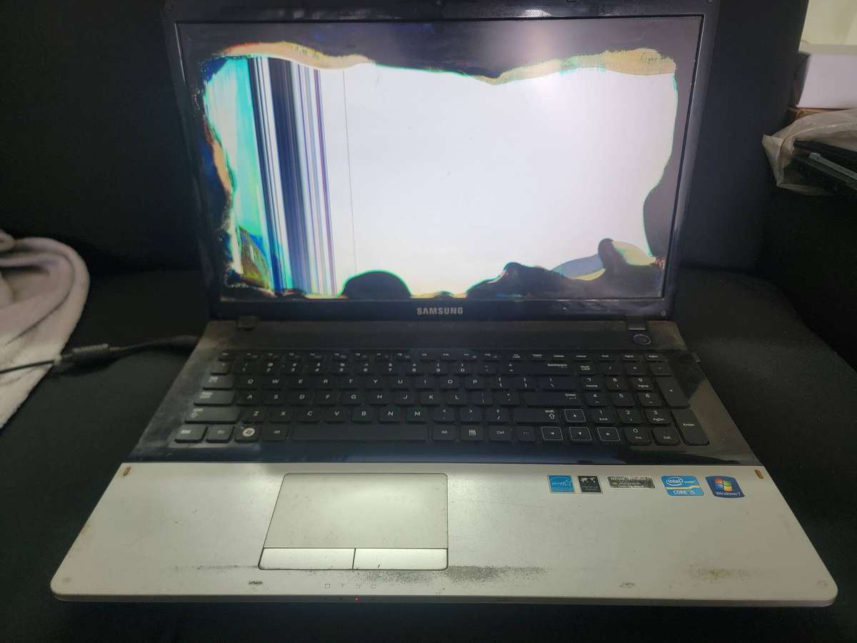Samsung Laptop, i5, 4Gb Ram, 160Gb HDD, Nvidea Graphics Card - broken screen, working, turns on