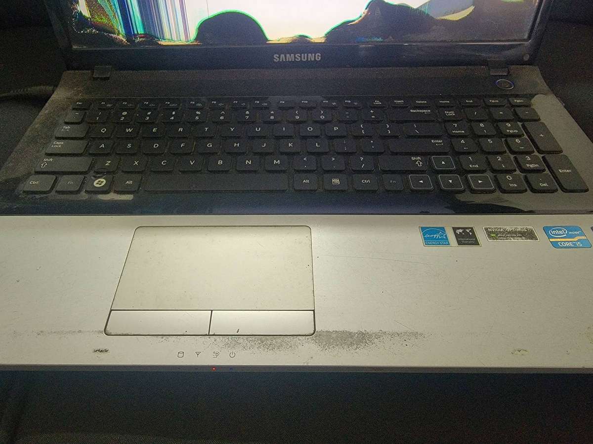 Samsung Laptop, i5, 4Gb Ram, 160Gb HDD, Nvidea Graphics Card - broken screen, working, turns on