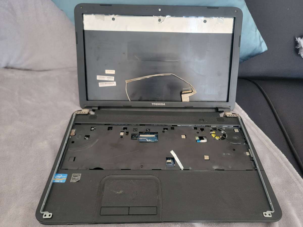 Toshiba Laptop, i3, No RAM / No HDD - missing screen, for parts or repair