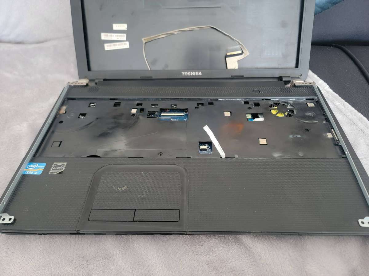 Toshiba Laptop, i3, No RAM / No HDD - missing screen, for parts or repair