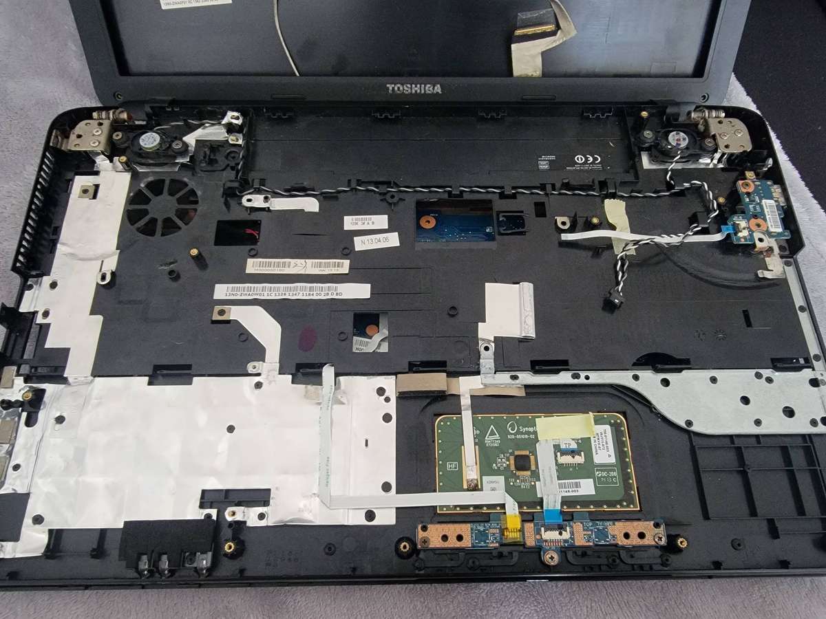 Toshiba Laptop, i3, No RAM / No HDD - missing screen, for parts or repair