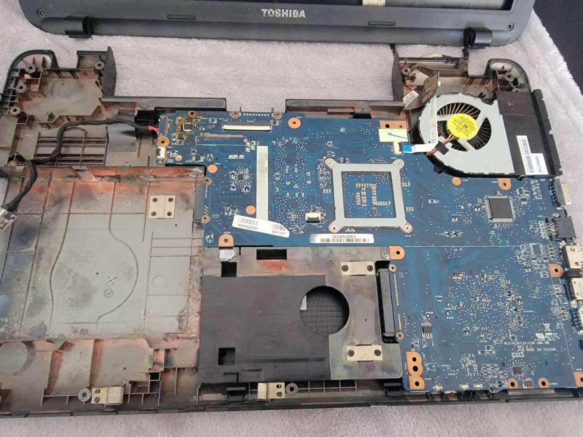 Toshiba Laptop, i3, No RAM / No HDD - missing screen, for parts or repair