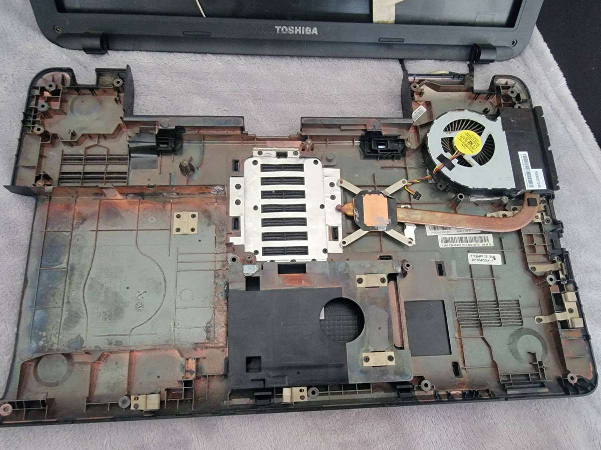 Toshiba Laptop, i3, No RAM / No HDD - missing screen, for parts or repair