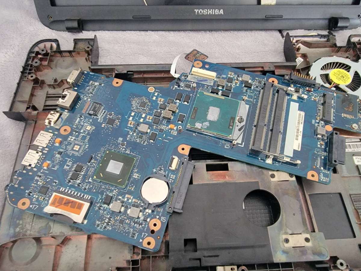 Toshiba Laptop, i3, No RAM / No HDD - missing screen, for parts or repair