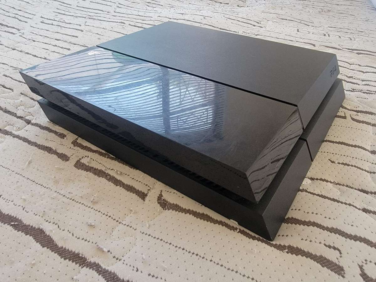 FAULTY 1TB PLAYSTATION 4 ON AUCTION