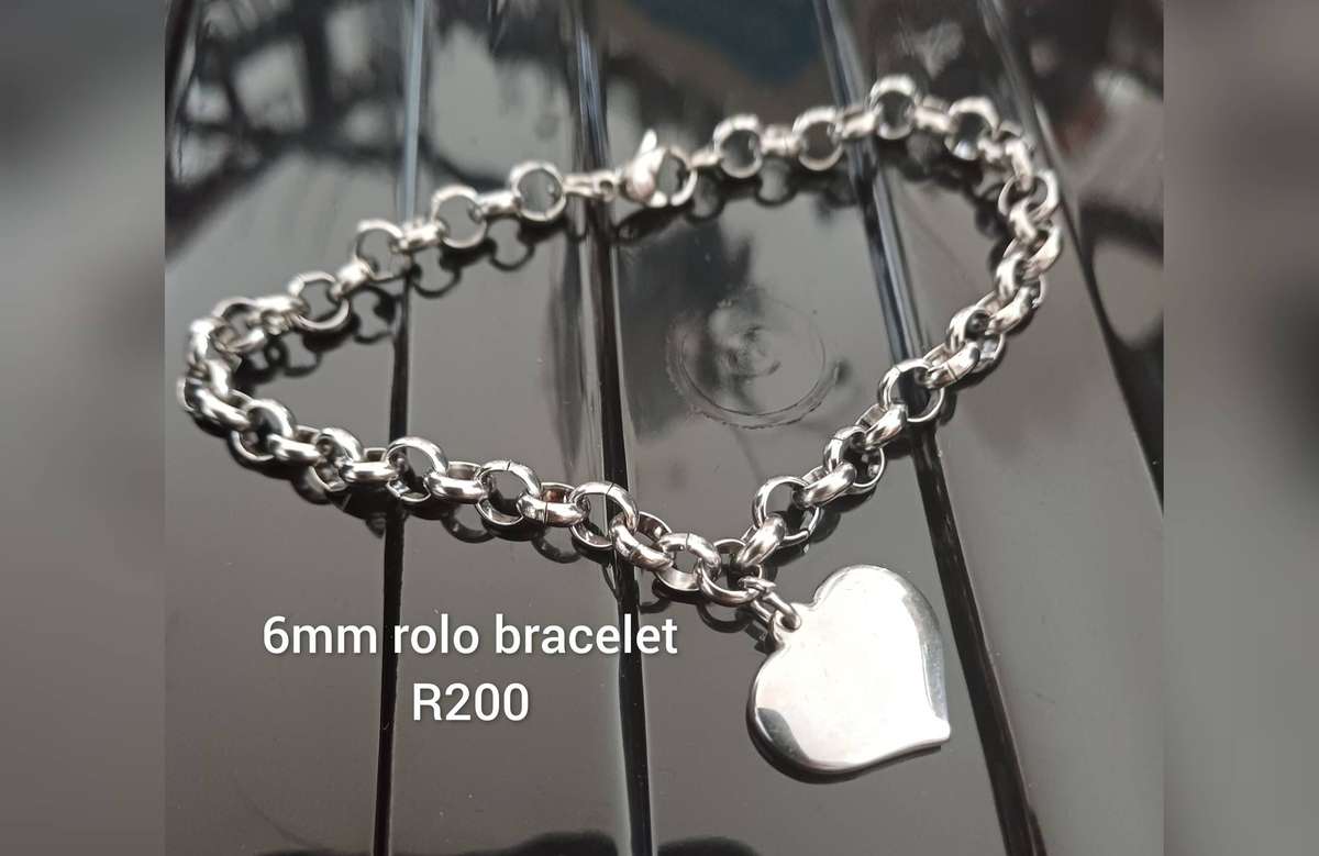 6mm Titanium Rolo chain bracelet with heart charm..High quality won't fade or tarnish