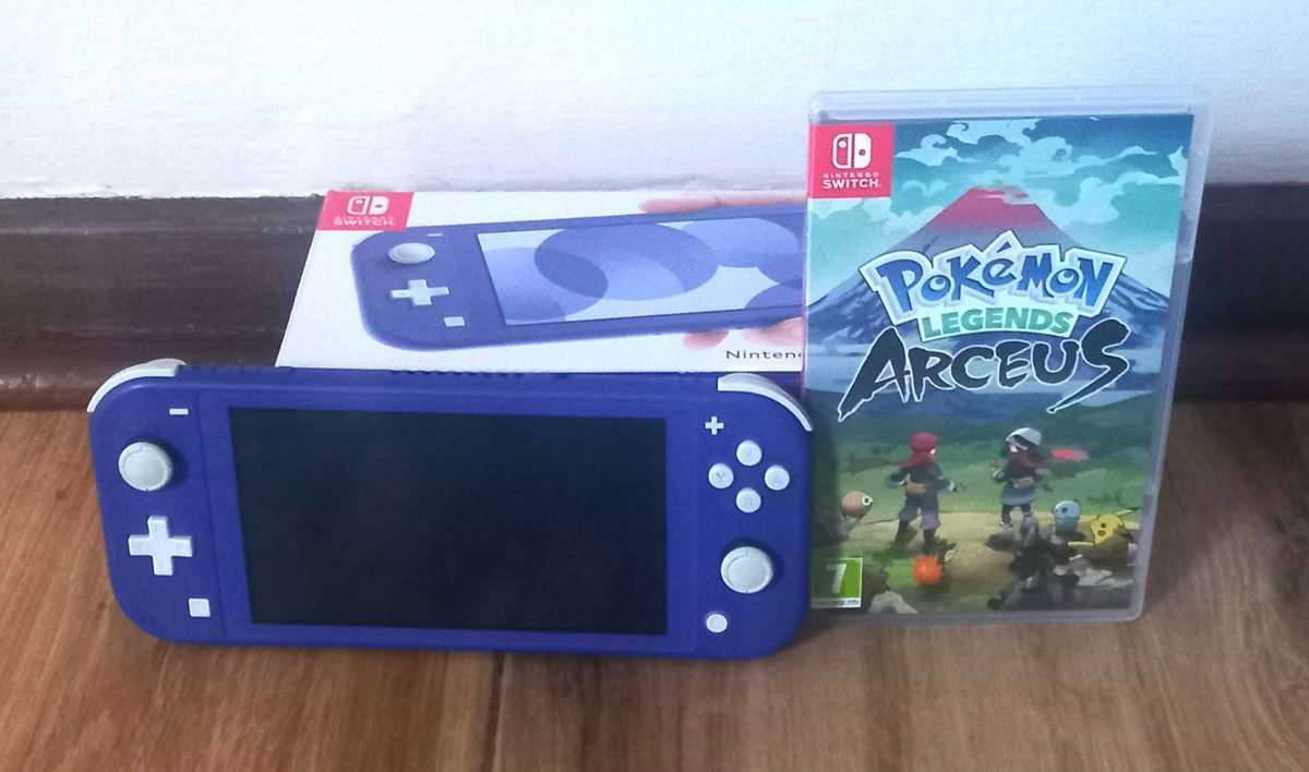 Nintendo LITE console with game