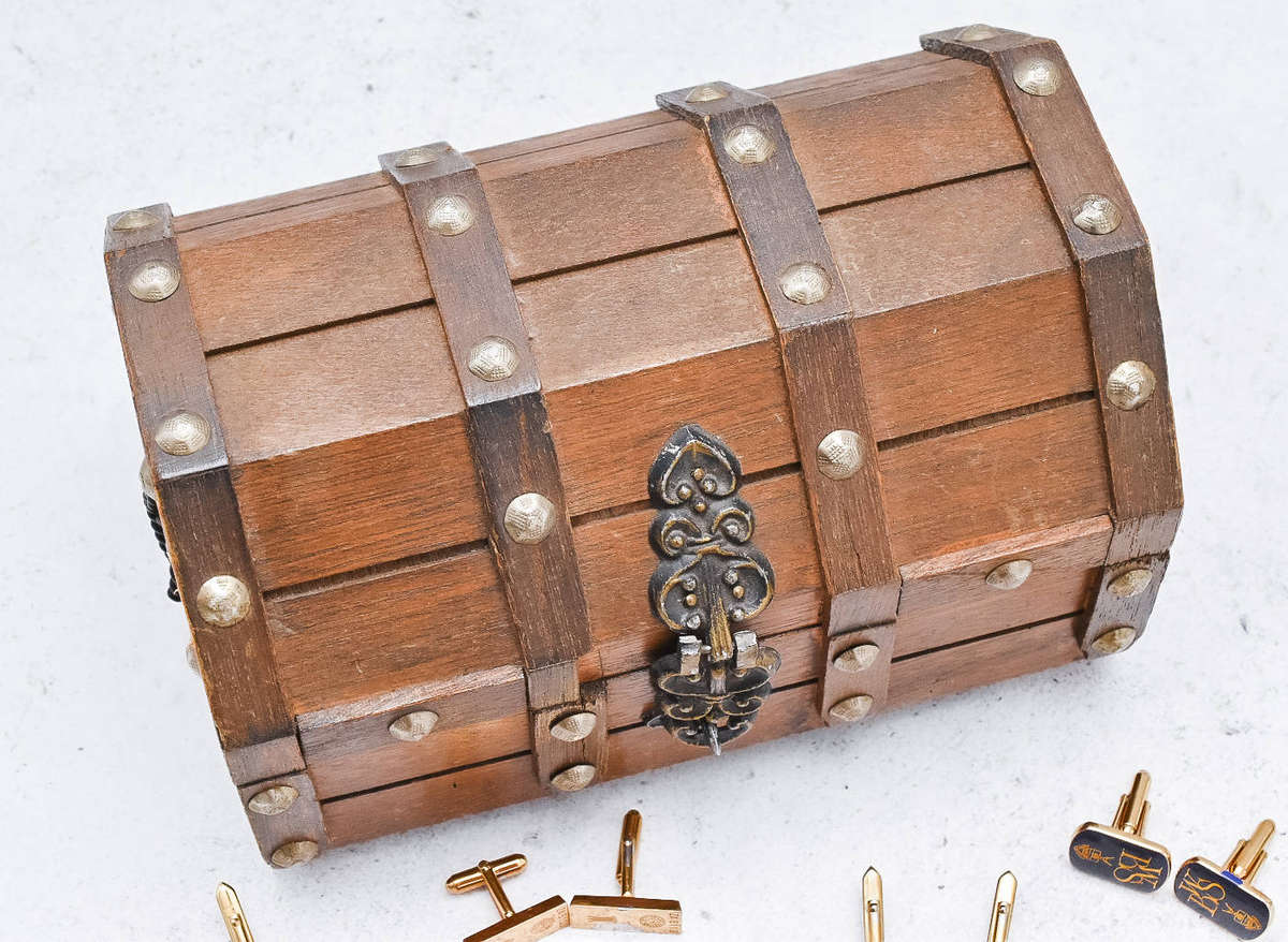 Vintage Mixed Lot of 19 Mens Cufflinks in Wooden Chest  Mid-Century Modern & Retro Styles