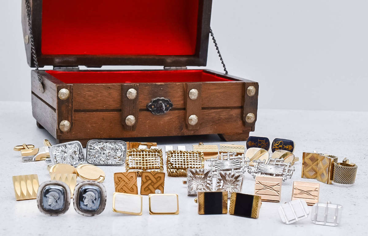 Vintage Mixed Lot of 19 Mens Cufflinks in Wooden Chest  Mid-Century Modern & Retro Styles