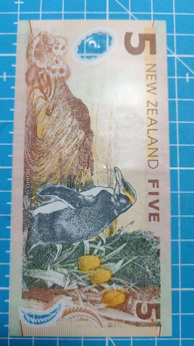 New Zealand $5 note