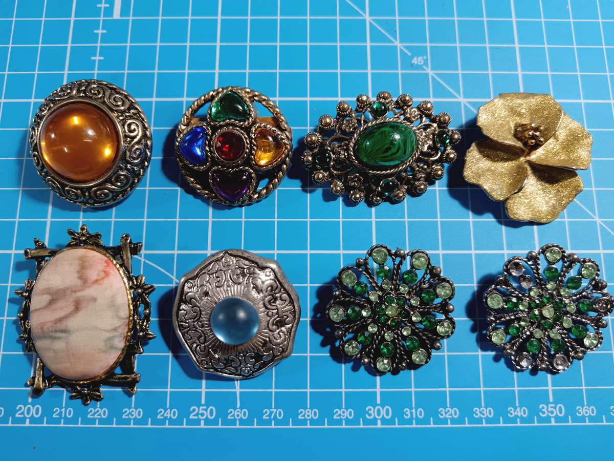 Costume Jewellery - brooch group