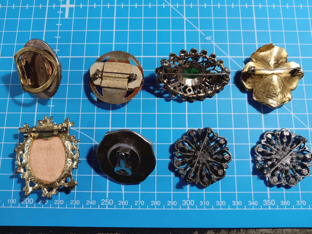 Costume Jewellery - brooch group