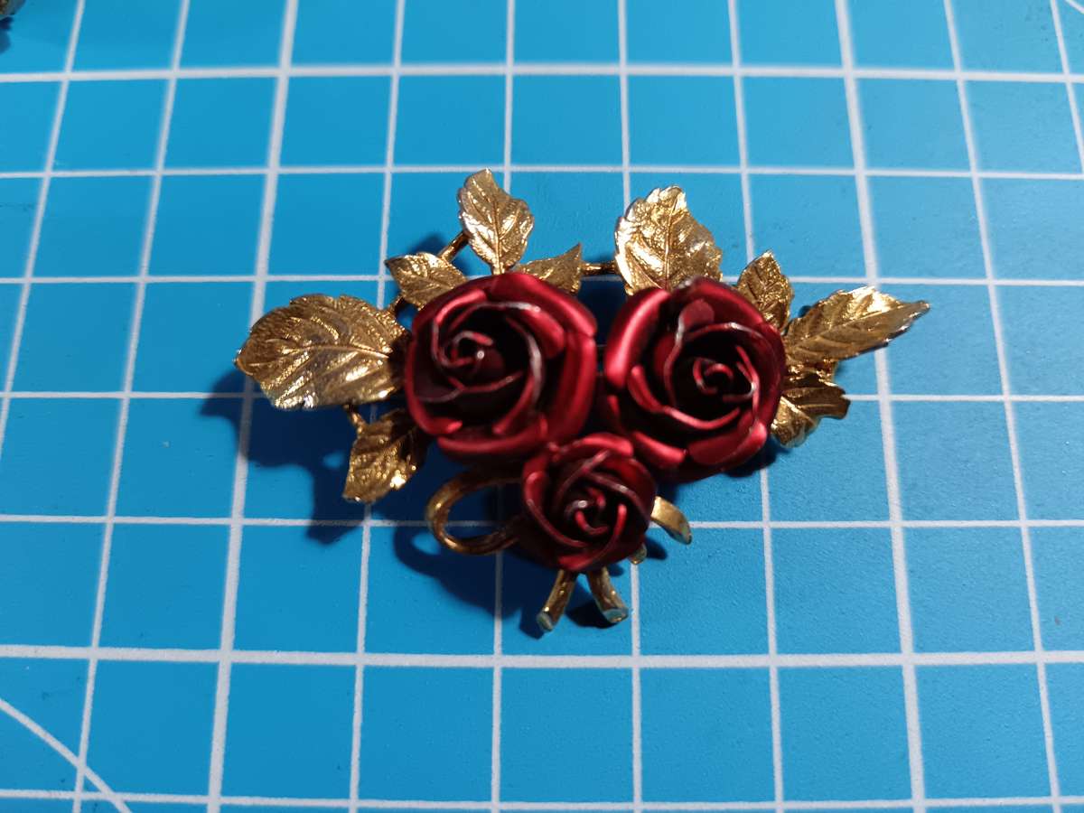 Costume Jewellery - beautiful flower brooch