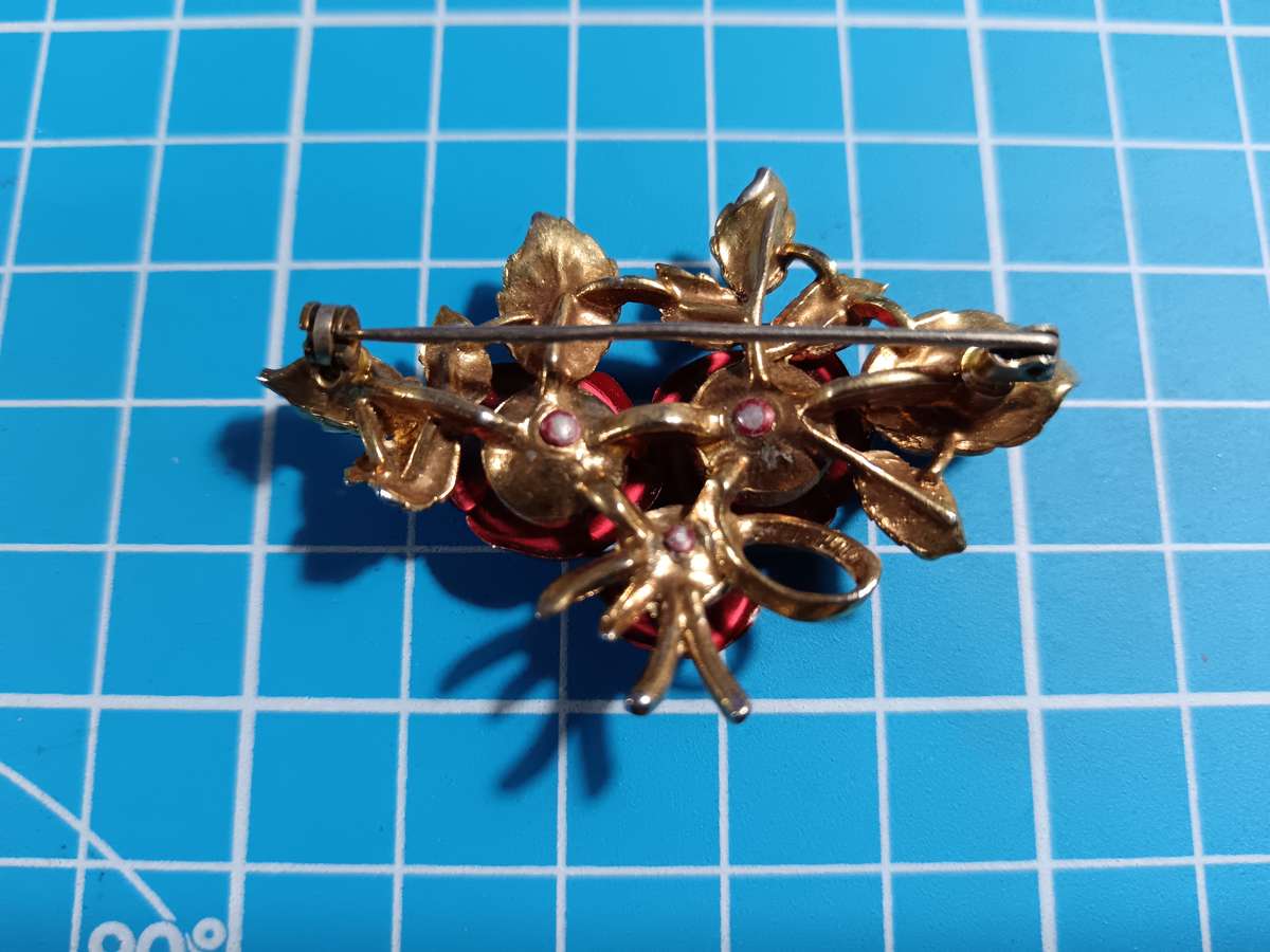 Costume Jewellery - beautiful flower brooch