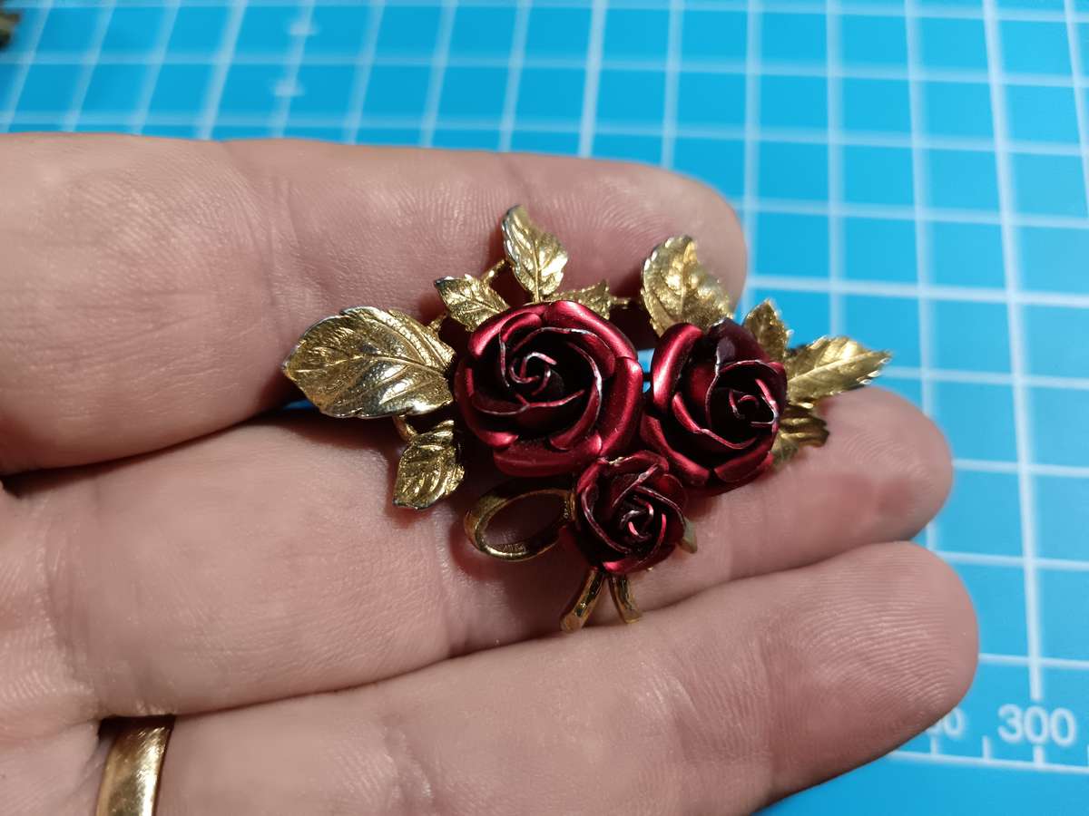 Costume Jewellery - beautiful flower brooch