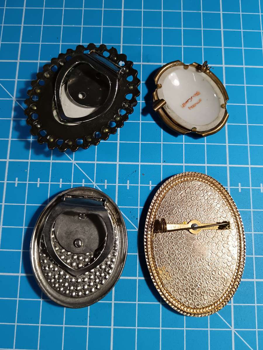 Costume Jewellery - collection of 4 brooches