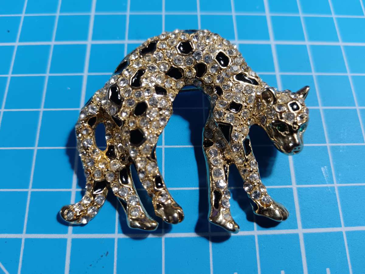 Costume Jewellery - beautiful cheetah brooch