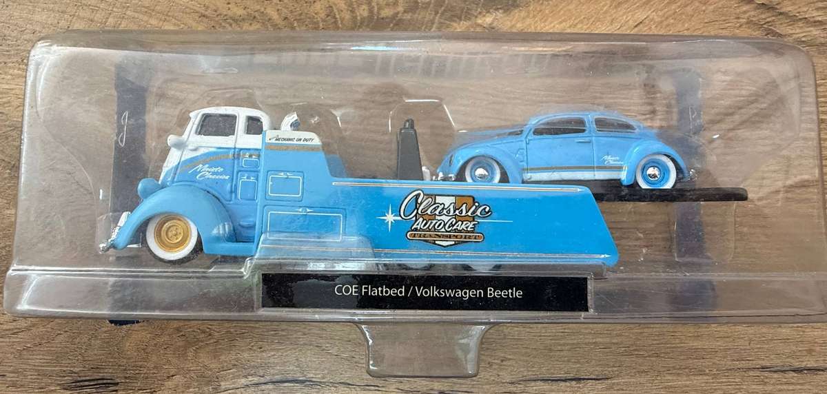 COE Flatbed/Volkswagen Beetle - 1:43