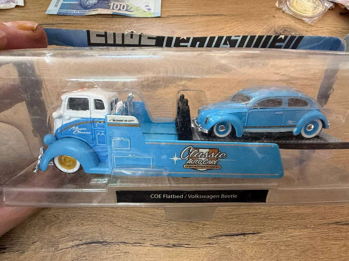 COE Flatbed/Volkswagen Beetle - 1:43