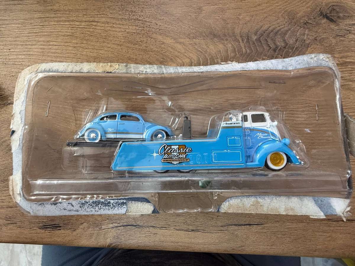 COE Flatbed/Volkswagen Beetle - 1:43