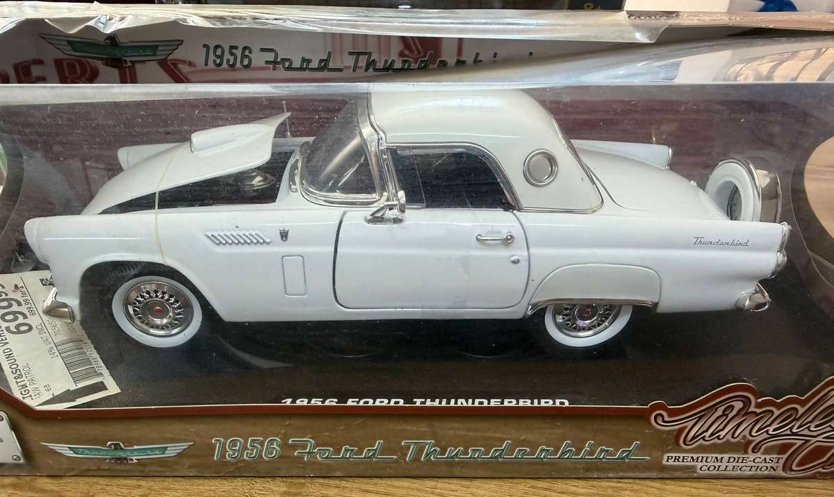 Motor Max 1956 Ford Thunderbird. 1:18