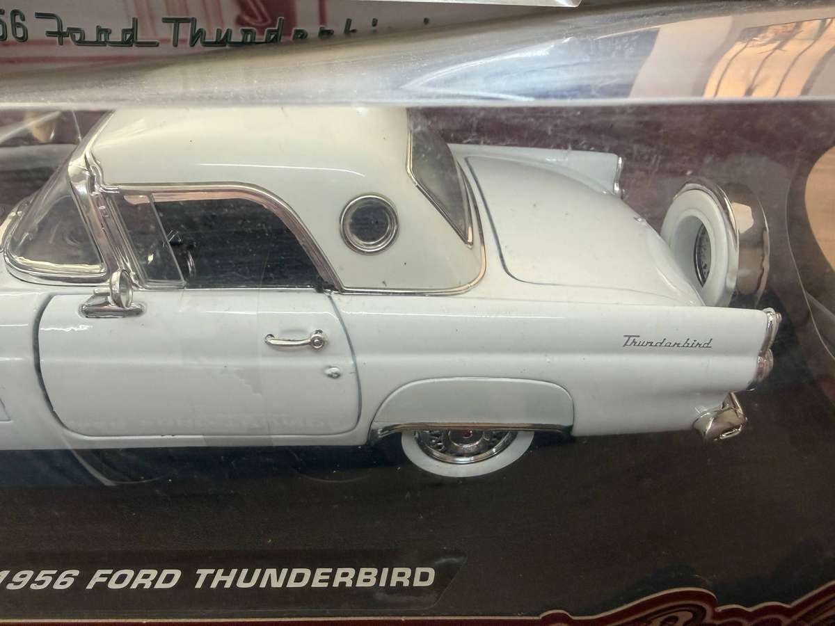 Motor Max 1956 Ford Thunderbird. 1:18