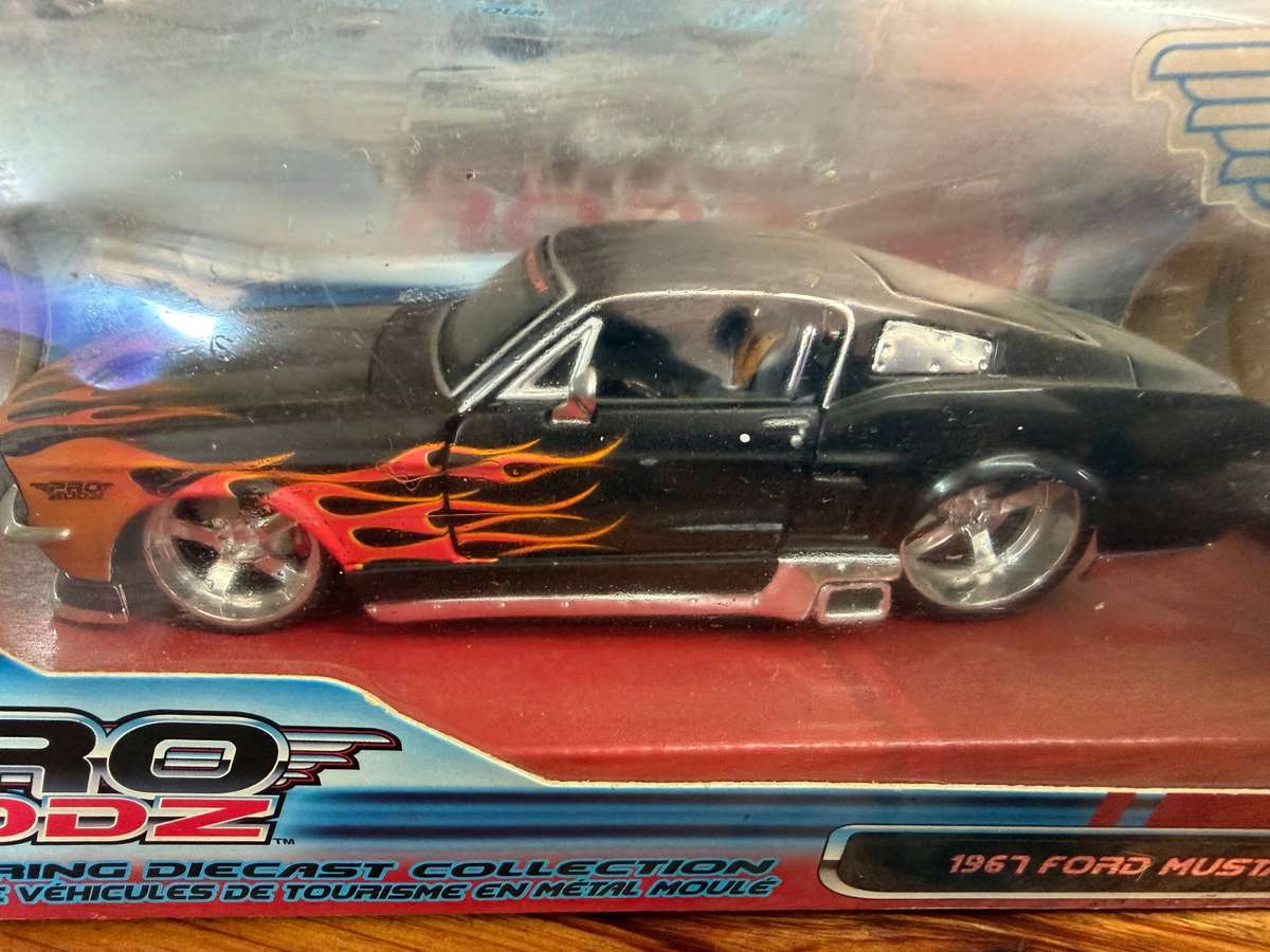 Maisto 1967 Ford Mustang GT - scale 1:24