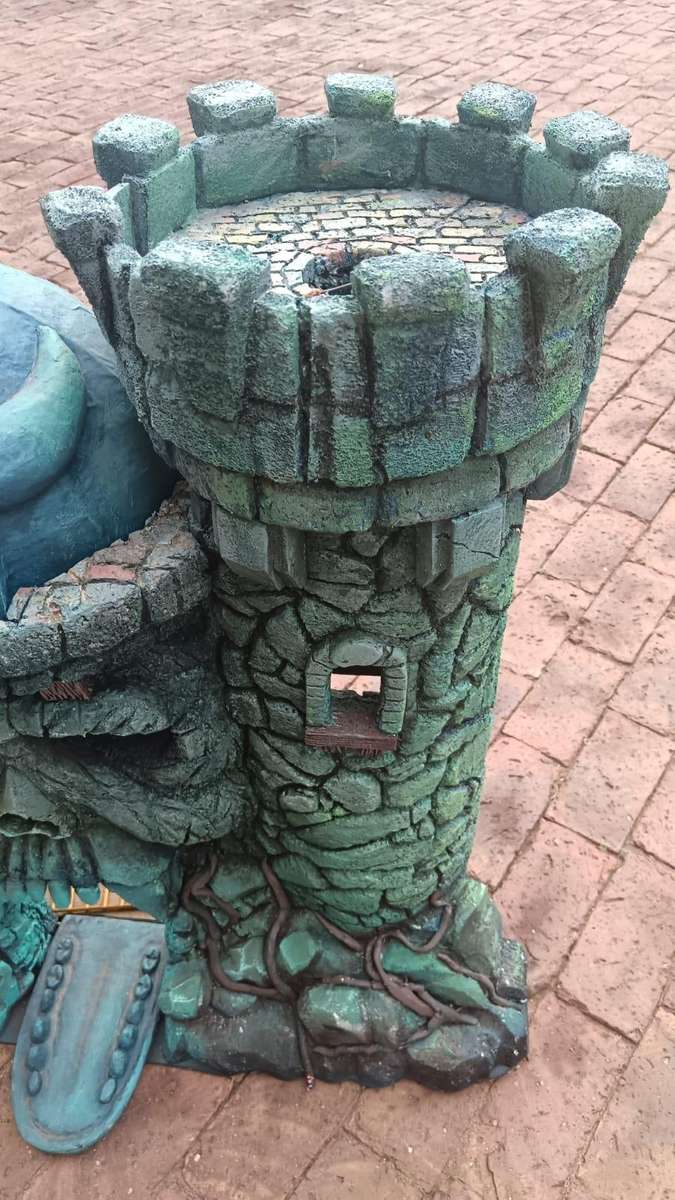 He-Man Masters Of The Universe (HUGE) Castle Grayskull