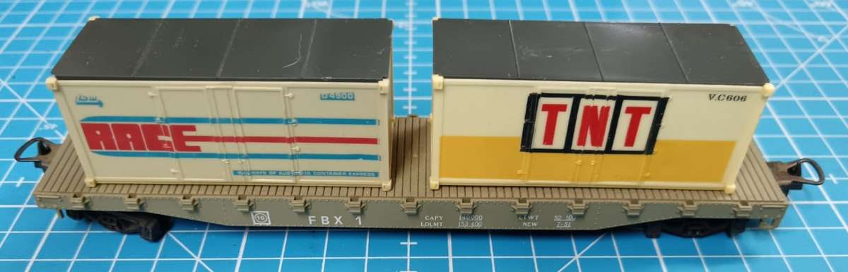 LIMA HO: Bogie Flat Wagon with Containers