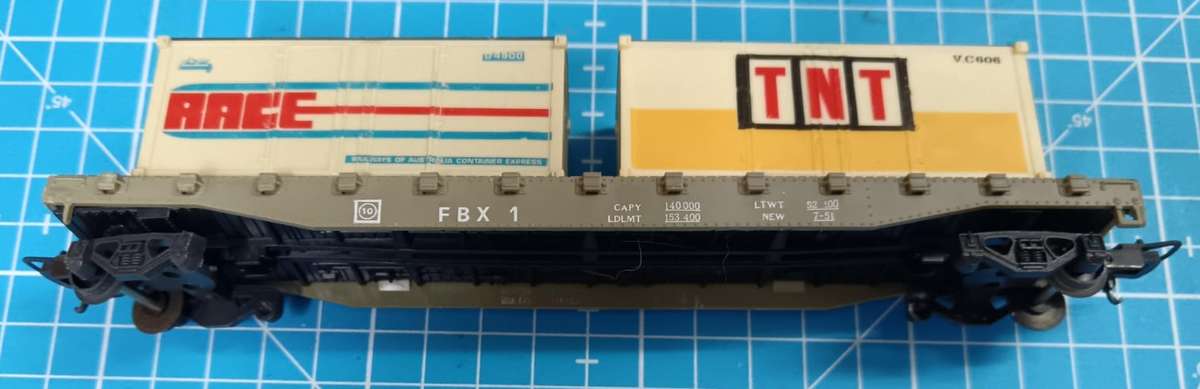 LIMA HO: Bogie Flat Wagon with Containers