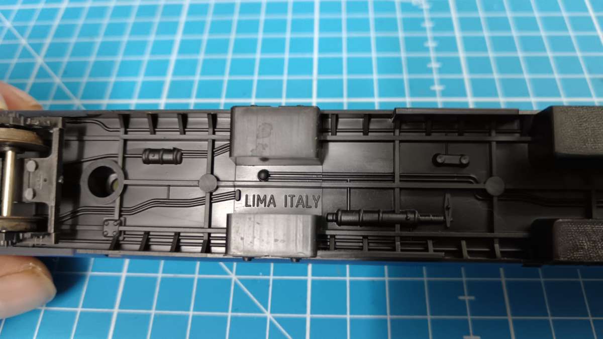LIMA HO: Blue Train Composite Coach in good un-boxed condition(Italy)