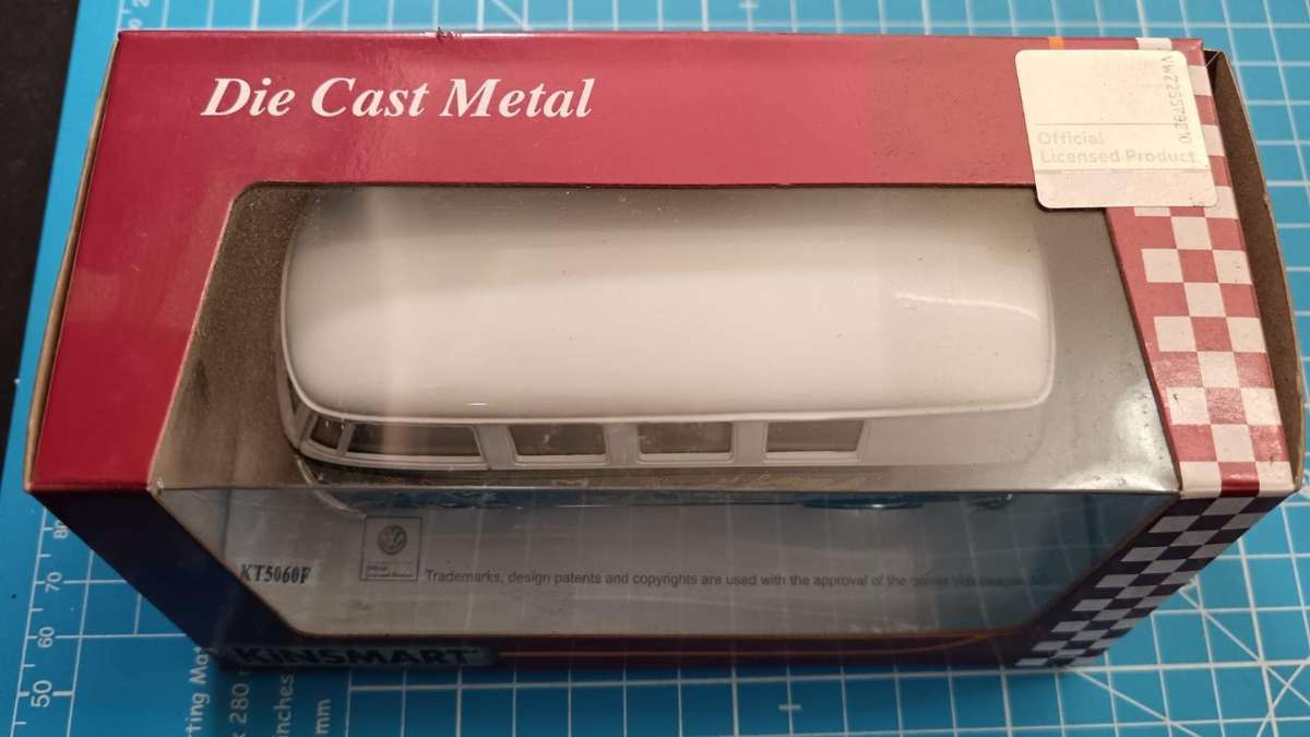 Kinsmart Volkswagen Classic Bus & Hippy Flower Power Decor Green Color 1:32 Scale Die