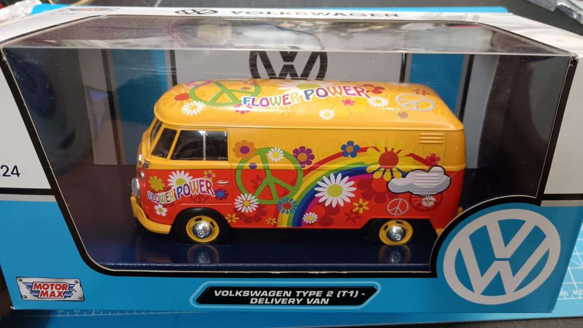 Motor Max 1:24 W/B Volkswagen Type 2 T1 Delivery Van with Flower Power Design, Yellow/Orange