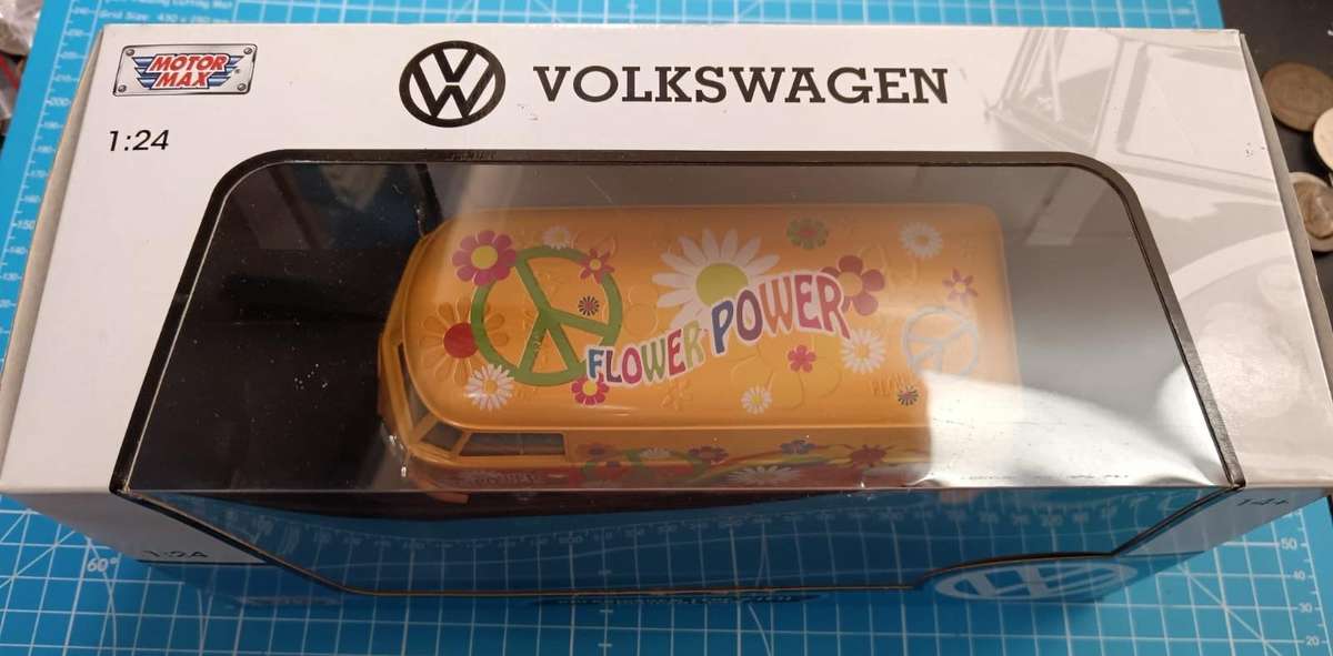 Motor Max 1:24 W/B Volkswagen Type 2 T1 Delivery Van with Flower Power Design, Yellow/Orange